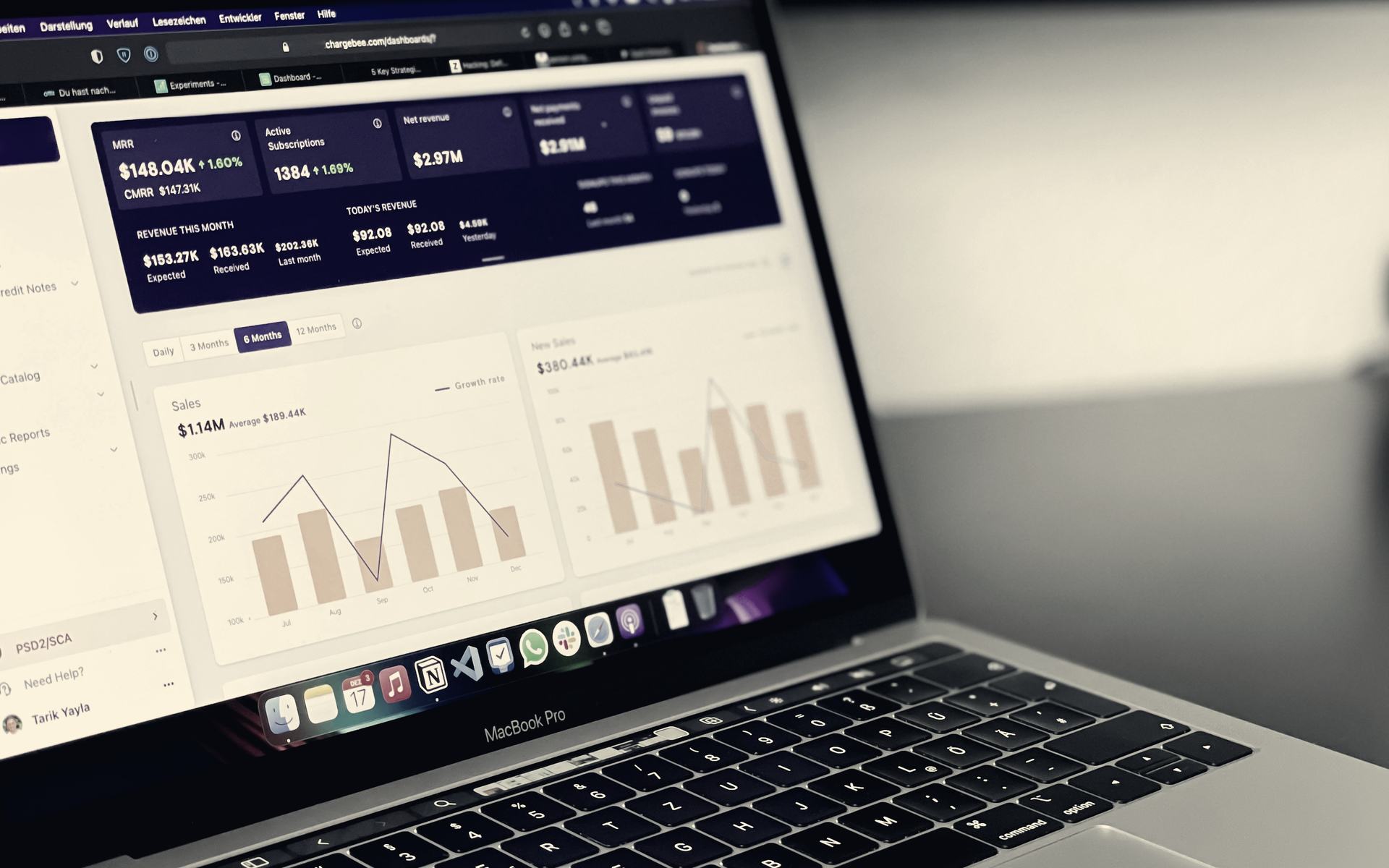 Ein Notebook zeigt ein Kennzahlen-Dashboard mit Umsatzverläufen.